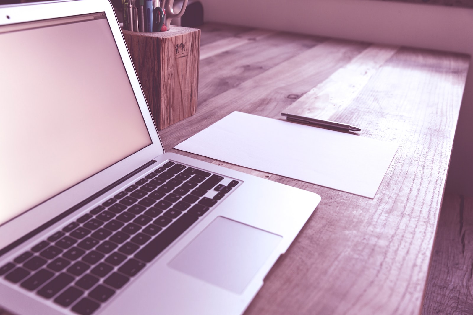Comment aménager un espace de travail ergonomique avec un bureau d’angle ?