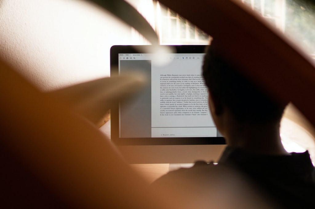 Rédacteur web en phase de relecture