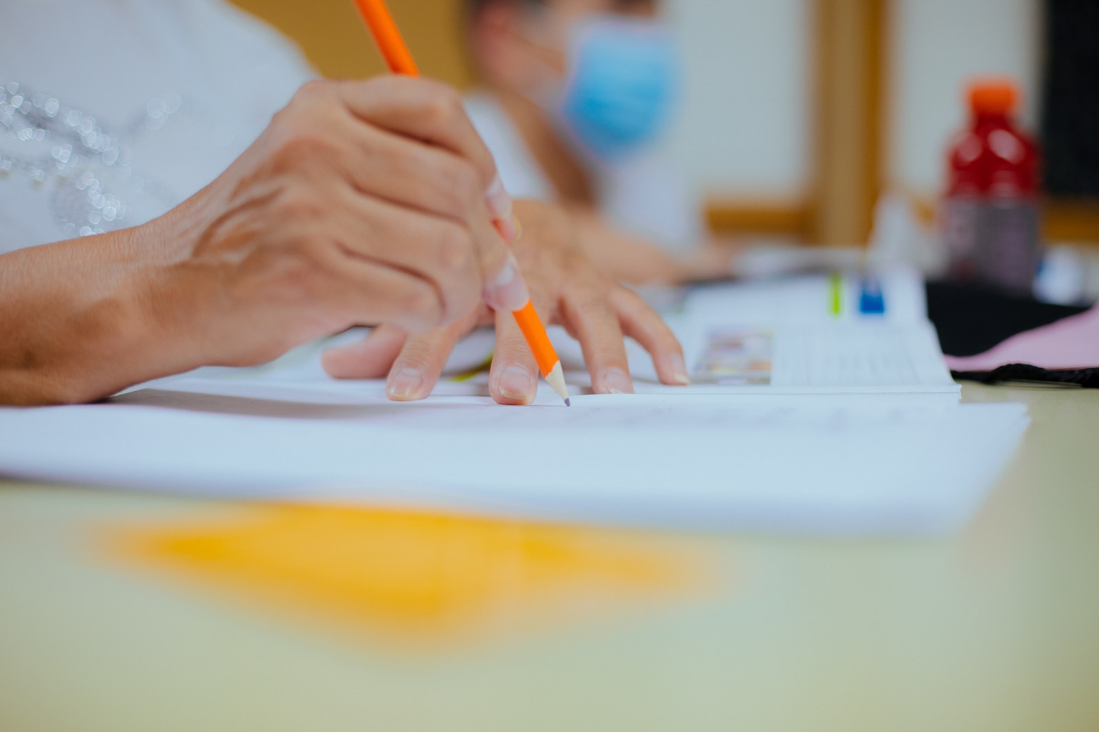 Comment les entreprises peuvent-elles intégrer des programmes de soutien scolaire pour aider leurs employés étudiants ?