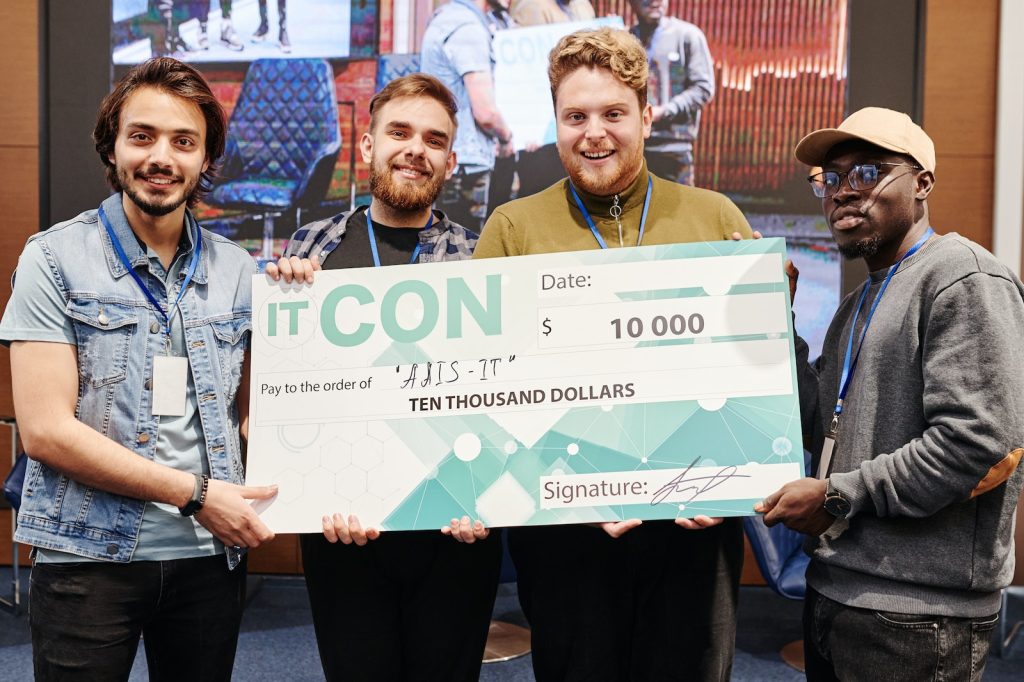 cheque tenu par plusieurs personnes