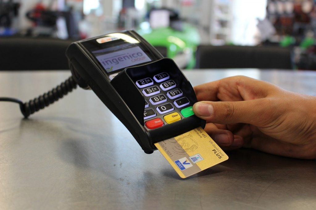 paiement par carte de crédit dans une boutique physique