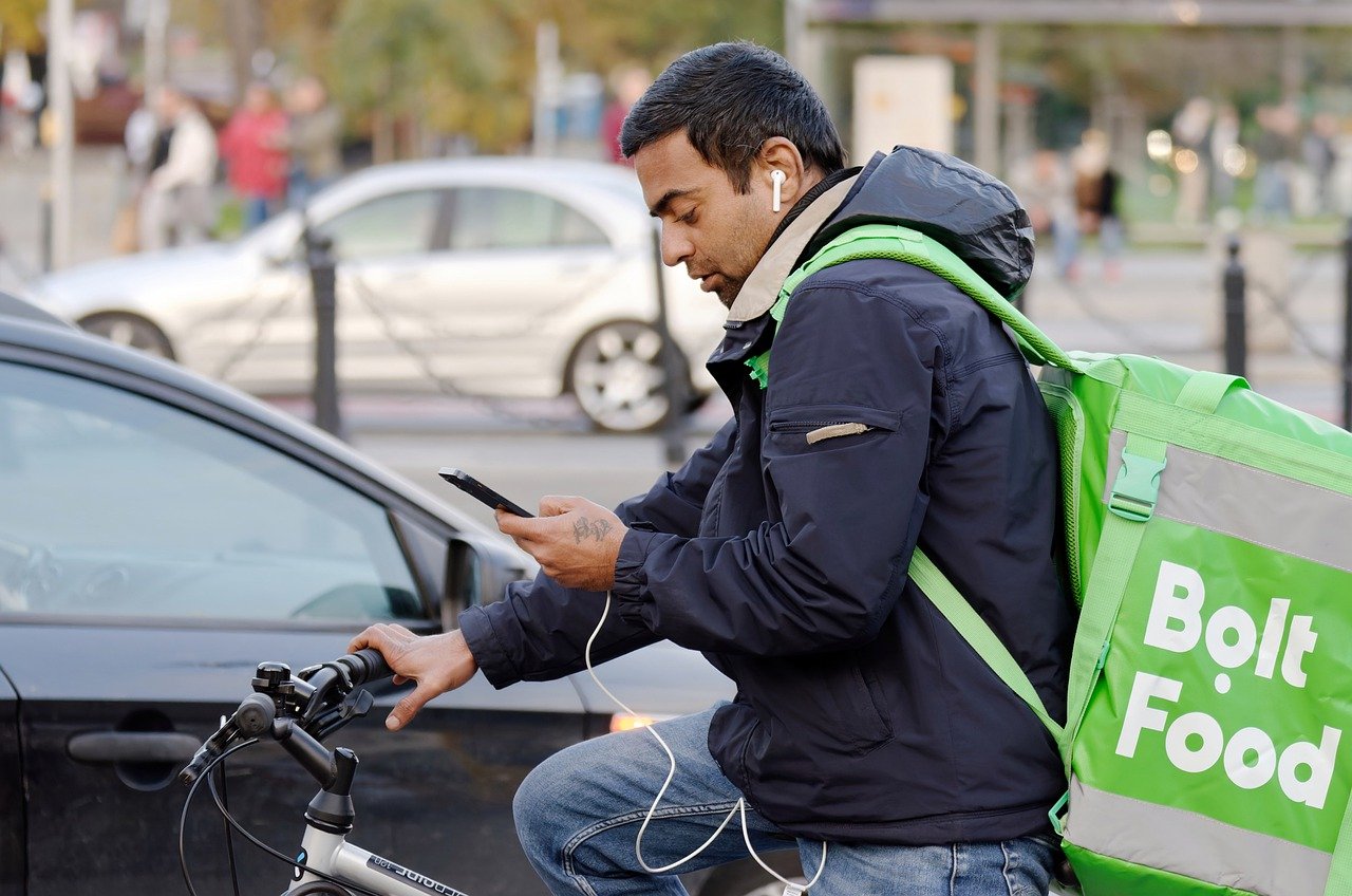 Devenir livreur Uber Eats, Deliveroo, ... : avantages et inconvénients