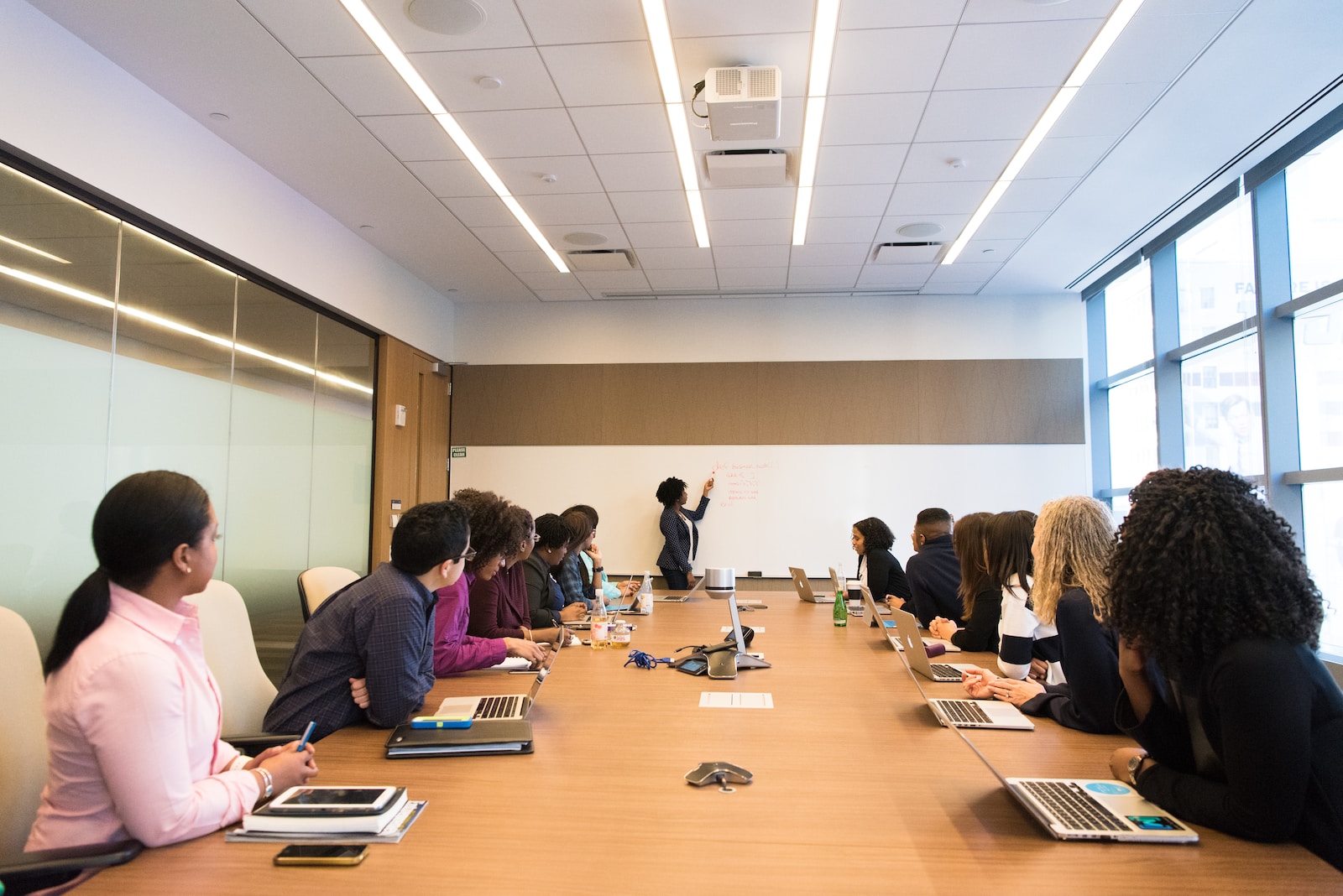 Droit des affaires : comment bien structurer juridiquement votre entreprise ?