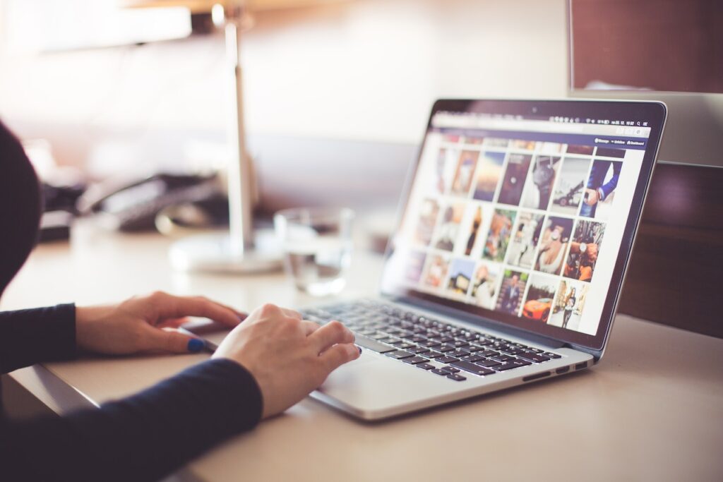 femme sur un ordinateur pour cherche un nom de domaine non utilisé