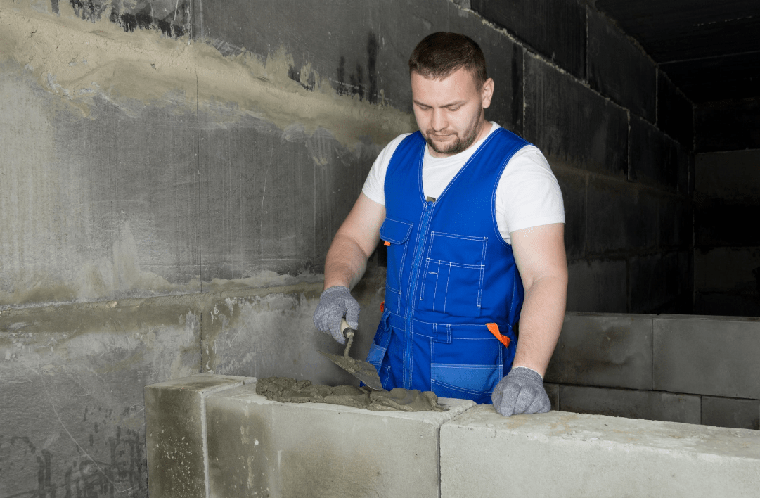 Investissement immobilier : pourquoi et comment faire appel a un macon pour votre bien ?