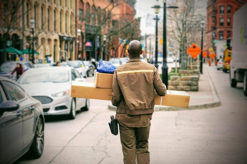 homme en veste brune à côté de la voiture