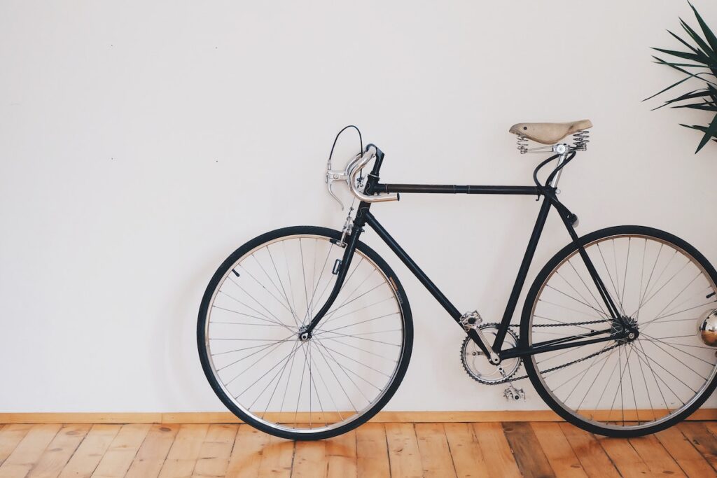 vélo d'entreprise posé contre un mur pour se rendre au travail 