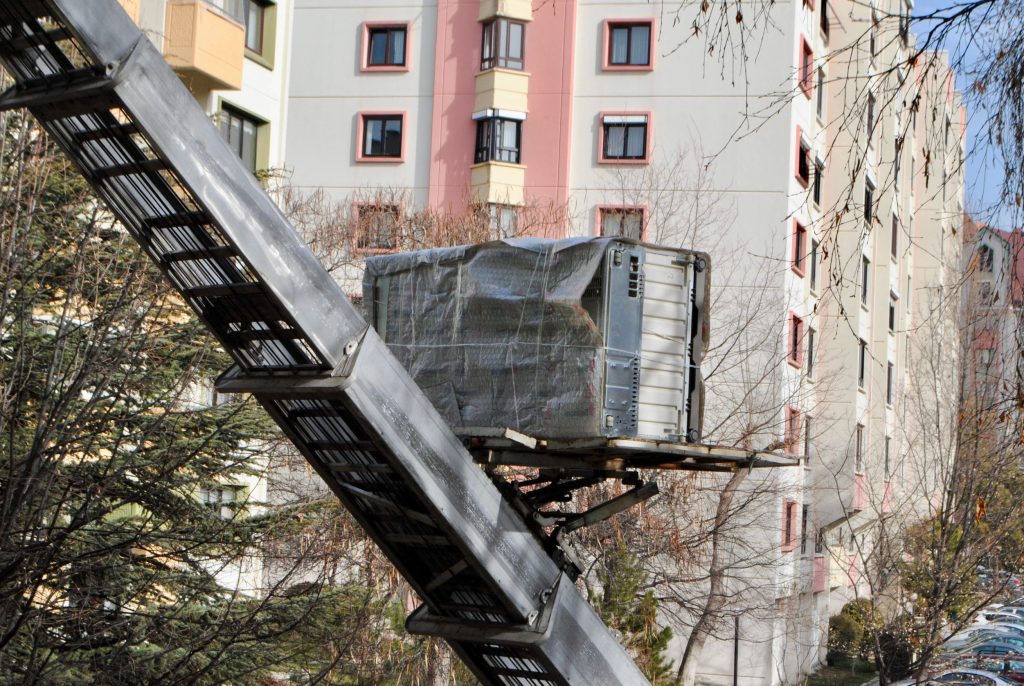 monte meuble face a un appartement
