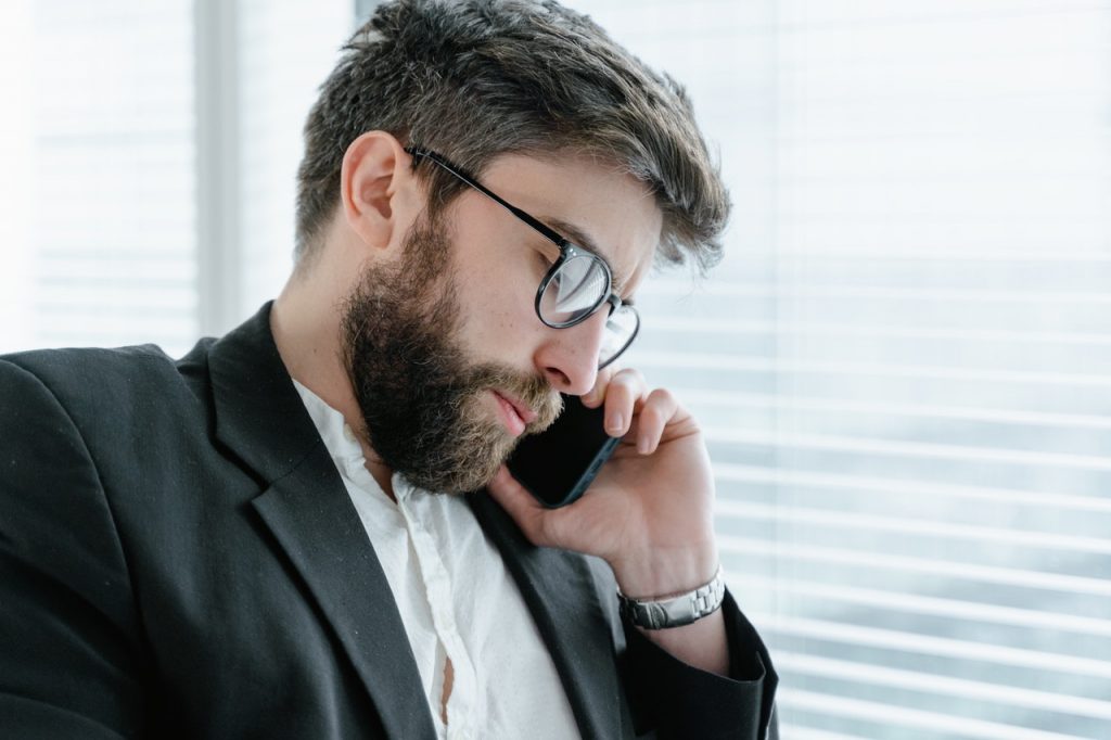 Professionnel au téléphone