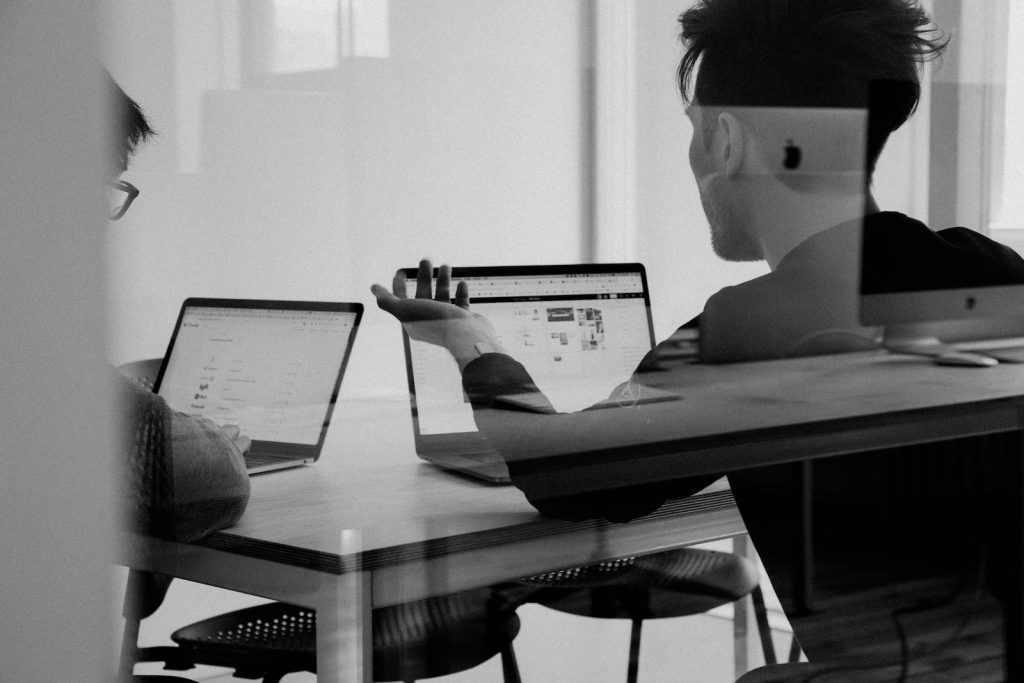 un homme travaillant sur son pc
