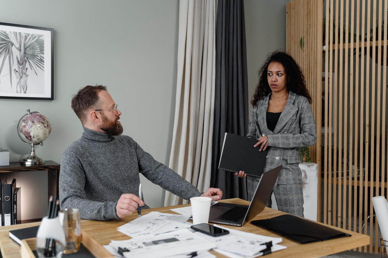 Quelles sont les différences entre un expert-comptable en ligne et un expert-comptable de proximité ?