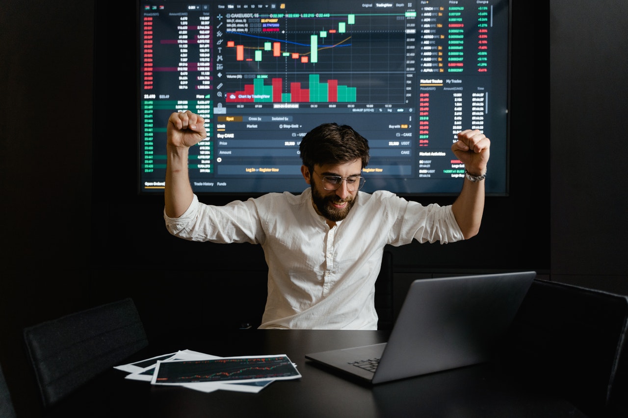 Quels sont les avantages du trading en ligne par rapport aux méthodes traditionnelles ?