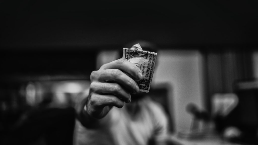 homme avec billet dans les mains