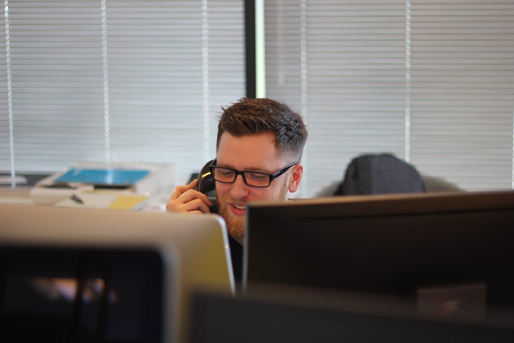 homme bureau téléphone